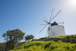 Windmühle in Odeceixe, Costa Vicentina, Algarve, Distrikt Faro, Portugal Windmühle in Odeceixe, Costa Vicentina, Algarve, Distrikt Faro, Portugal