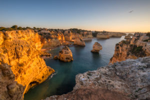 Felsküste an der Praia da Marinha bei Sonnenaufgang, Lagoa, Algarve, Distrikt Faro, Portugal Felsküste an der Praia da Marinha bei Sonnenaufgang, Lagoa, Algarve, Distrikt Faro, Portugal