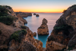 Felsküste an der Praia da Marinha bei Sonnenaufgang, Lagoa, Algarve, Distrikt Faro, Portugal Felsküste an der Praia da Marinha bei Sonnenaufgang, Lagoa, Algarve, Distrikt Faro, Portugal