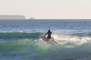 Surfer, Praia da Arrifana, Atlantischer Ozean, Aljezur, Costa Vicentina, Algarve, Distrikt Faro, Portugal Surfer, Praia da Arrifana, Atlantischer Ozean, Aljezur, Costa Vicentina, Algarve, Distrikt Faro, Portugal