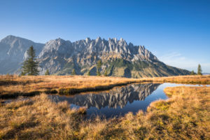 Blick vom Hochkeil zur Mandlwand, Talort Mühlbach am Hochkönig, Pongau, Land Salzburg, Österreich, Oktober 2019 Blick vom Hochkeil zur Mandlwand, Talort Mühlbach am Hochkönig, Pongau, Land Salzburg, Österreich, Oktober 2019