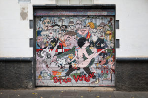 Graffiti auf einem Rollbalken an der Plaza de la Concepcion, San Cristobal de La Laguna, Teneriffa, Kanarische Inseln, Spanien Graffiti auf einem Rollbalken an der Plaza de la Concepcion, San Cristobal de La Laguna, Teneriffa, Kanarische Inseln, Spanien