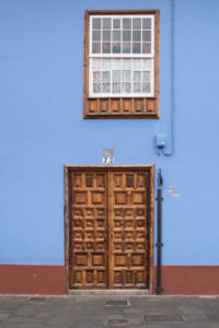 Blaues Wohnhaus mit hölzener Eingangstüre mit Ornamenten in der Calle San Agustin, San Cristobal de La Laguna, Teneriffa, Kanarische Inseln, Spanien Blaues Wohnhaus mit hölzener Eingangstüre mit Ornamenten in der Calle San Agustin, San Cristobal de La Laguna, Teneriffa, Kanarische Inseln, Spanien