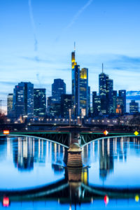 Frankfurt am Main, Hessen, Deutschland, Blick auf die Skyline und das Bankenviertel mit Ignaz-Bubis-Brücke in der Abenddaemmerung. Frankfurt am Main, Hessen, Deutschland, Blick auf die Skyline und das Bankenviertel mit Ignaz-Bubis-Brücke in der Abenddaemmerung.