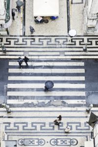 Menschen mit Regenschirmen, senkrechter Blick vom Elevador de Santa Justa, historischer Fahrstuhl, Lissabon, Portugal, Menschen mit Regenschirmen, senkrechter Blick vom Elevador de Santa Justa, historischer Fahrstuhl, Lissabon, Portugal,