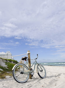 Cruiser-Fahrrad am Strand, Miami South Beach, Art Deco District, Florida, USA, Cruiser-Fahrrad am Strand, Miami South Beach, Art Deco District, Florida, USA,