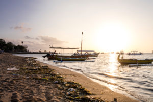 angespülte Plastik- und Kunststoffreste am Strand bei Sonnenaufgang, Pantai Sanur, Denpasar, Insel Bali, Indonesien, Asien
angespülte Plastik- und Kunststoffreste am Strand bei Sonnenaufgang, Pantai Sanur, Denpasar, Insel Bali, Indonesien, Asien