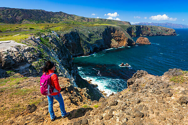 Bildagentur mauritius images Hiker enjoying the view from