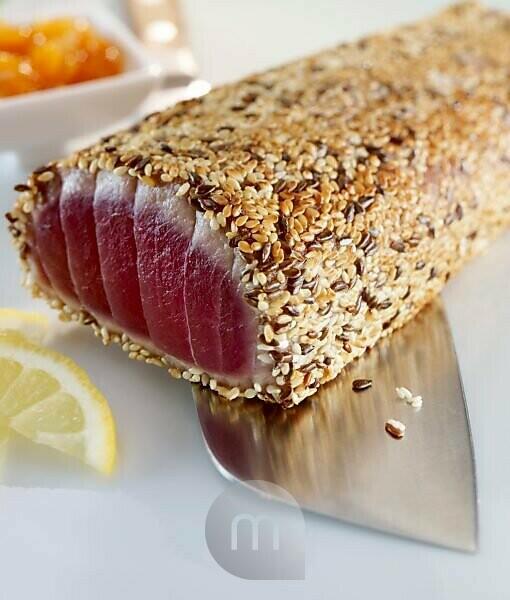 Bildagentur | mauritius images | Thunfisch mit Sesamkruste auf einem Messer