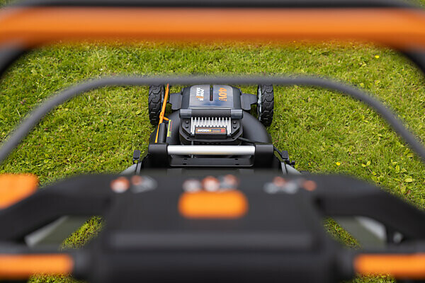 Bildagentur mauritius images Controls new cordless lawn mower