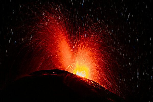 Bildagentur mauritius images Lava erupting from Reventador