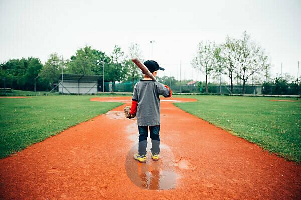 Bildagentur Mauritius Images Junge 5 Jahre Alt Beim Baseball Spielen Auf Einem Sportplatz Im Regen Zielstrebigkeit Training Mit Ball Schlager Und Baseballhandschuh Kraftige Farben Fokussiert Zentriert