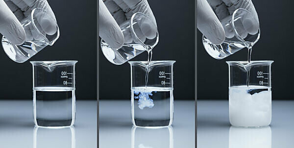 Bildagentur Mauritius Images Lead Chloride Precipitate Lead Ii Nitrate Pb No3 2 Is Poured Into A Beaker Containing Potassium Chloride Kcl Both Solutions Are Clear And Have 0 2 M Concentrations White Lead