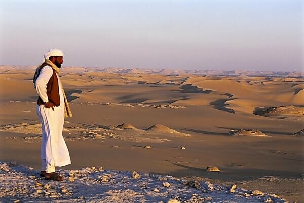 Bildagentur Mauritius Images Agypten Nahe Oase Siwa Mann Ubersicht Afrika Nordafrika Libyschen Wuste Wuste Agypter Kleidung Traditionell Aussicht Ausblick Trockenheit Landschaft Karg Sanddunen Dunen