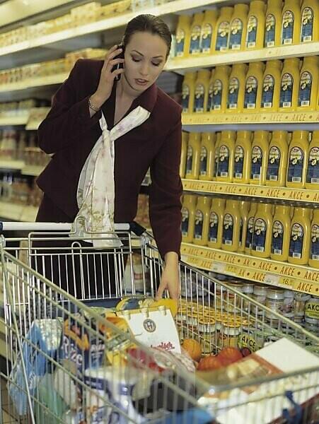 ein Einkaufen Korb voll von Lebensmittel im ein Supermarkt. ai
