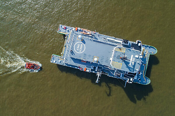 customs boat and operation boat on the Elbe, HH harbour, aerial shots