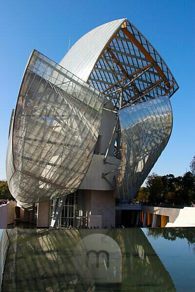 Paris, France - October 20, 2016: Louis Vuitton Foundation In The Parc Of  Boulogne With Unidentified People. It Is An Art Museum And Cultural Center  Designed By Famous Architect Frank Gehry Stock