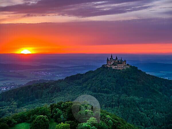 Bildagentur | mauritius images | Evening mood with sundown near Hohenzollern  Castle, Swabian Jura, Baden-Wuerttemberg, Germany, Europe