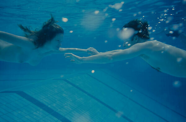 Im swimmingpool nackt Heißes Indialuder