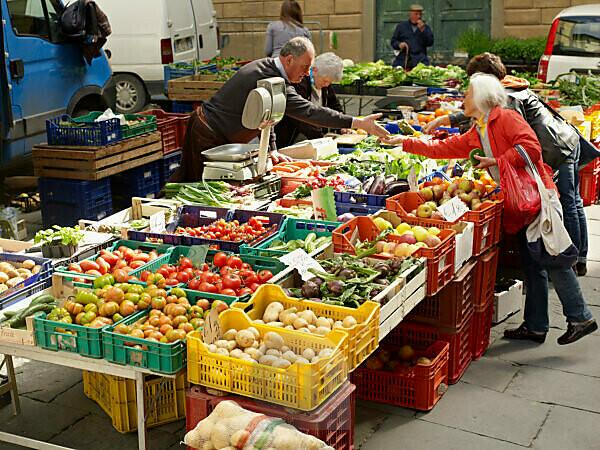 Bildagentur mauritius images vendors sell vegetables at