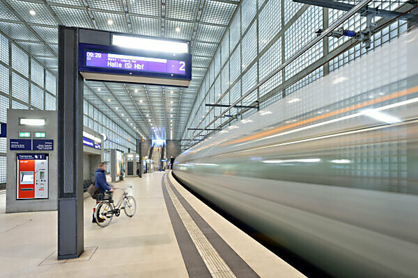 Germany, Saxony, Leipzig, City Tunnel Leipzig, station 'Wilhelm-Leuschner-Platz', arriving city train, bulb exposure, light traces, scoreboard