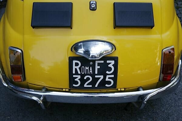 Bildagentur Mauritius Images Italien Rom Fiat 500 Gelb Heckansicht Detail Nummernschild