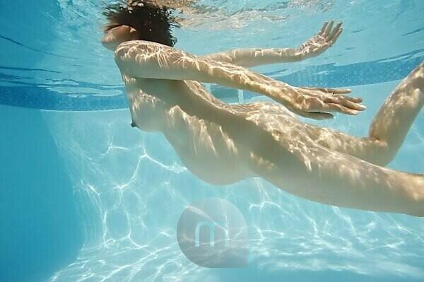 Frau im pool nackt