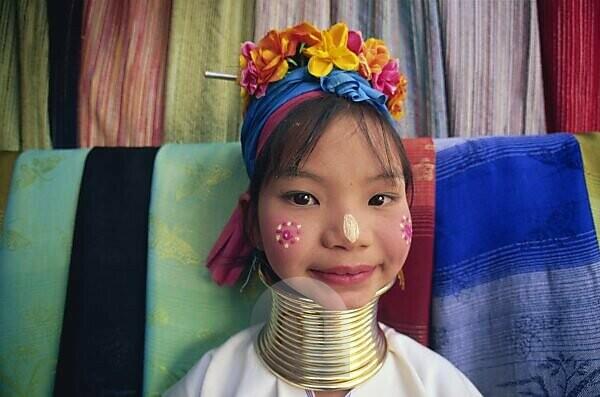 Bildagentur Mauritius Images Thailand Goldenes Dreieck Chiang Rai Padaung Stamm Madchen Lacheln Portrat No Model Release Asien Sudostasien Nordthailand Volksstamm Bergstamm Bergvolk Padaung Einheimische Padaungkind Kind