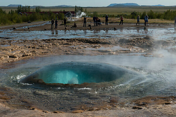 Bildagentur | mauritius images | Iceland, Strokkur, tourists