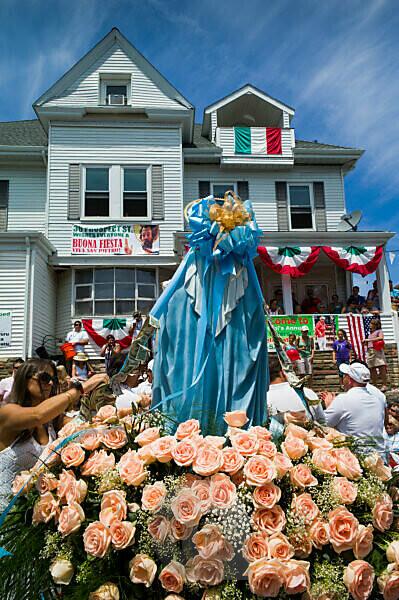 Bildagentur | mauritius images | USA, Massachusetts, Cape Ann, Gloucester,  Saint Peter's Fiesta, Festival to honor patron saint of fishermen,  America's Oldest Seaport, men carrying Saint Peter statue