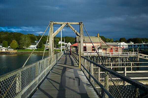Bildagentur Mauritius Images Usa Maine Boothbay Harbor Harbor Pedestrian Bridge