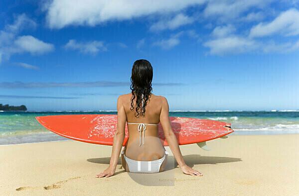 Hawaii, Kauai, Woman doing yoga on beach … – License image