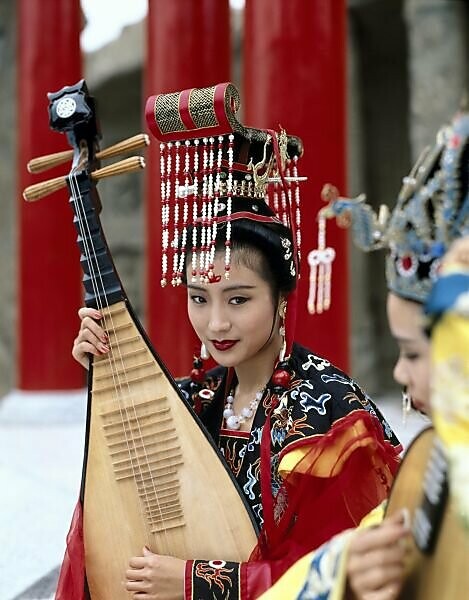 Bildagentur Mauritius Images China Hongkong Frauen Landestracht Musikinstrument Traditionell Aussen Asien Hong Kong Jung Kleidung Tradition Tracht Sitzen Musikinstrument Saiteninstrument Instrument Musik Spielen Musizieren