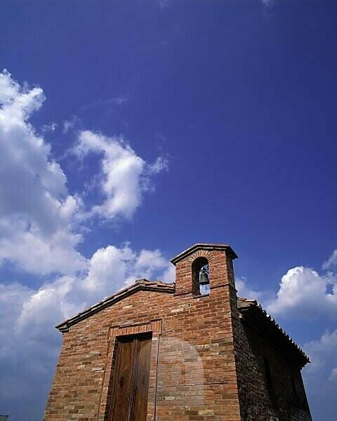 Bildagentur Mauritius Images Italien Toskana Kapelle Detail Wolkenhimmel Backstein Himmel Wolken Glaube Religion