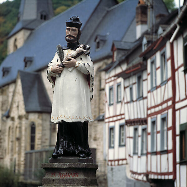 bildagentur mauritius images d monreal elzbach eifel rheinland pfalz brueckenheiliger auf der elzbachbruecke sankt johannes heiliger johannes apostel traegt das kruzifix kreuz statue plastik skulptur d monreal elzbach eifel