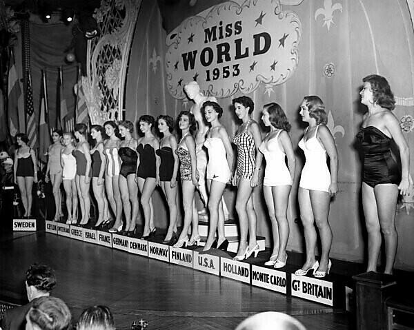 Bildagentur | mauritius images London awarded | up at Competitors for judges the when lined was Perrier) Miss World of for the title. (Denise the France On the the title Lyceum, Miss