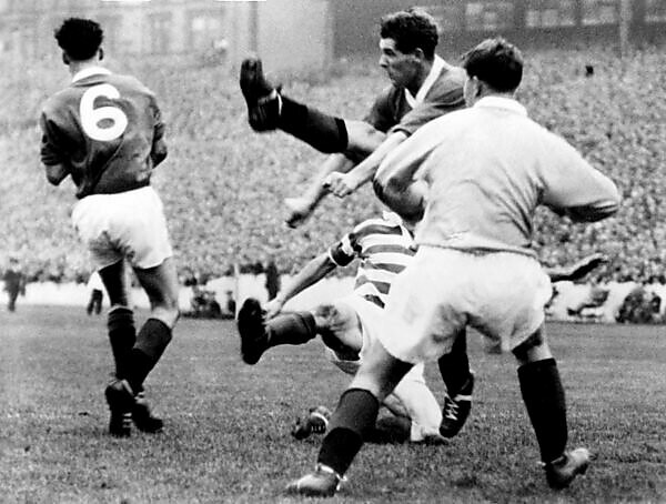 Bildagentur Mauritius Images 1960 Scottish League Cup Final Glasgow Rangers V Kilmarnock At Hampden Park Rangers Right Back Shearer Centre Kicking Kicks Away From His Goal As Black Of Kilmarnock