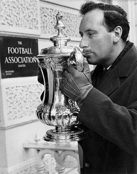 Bildagentur | mauritius secretary, February the the 1965 Eddie Chapman West Ham Headquarters. it to kisses goodbye images FA 1st Cup | returns FA as he