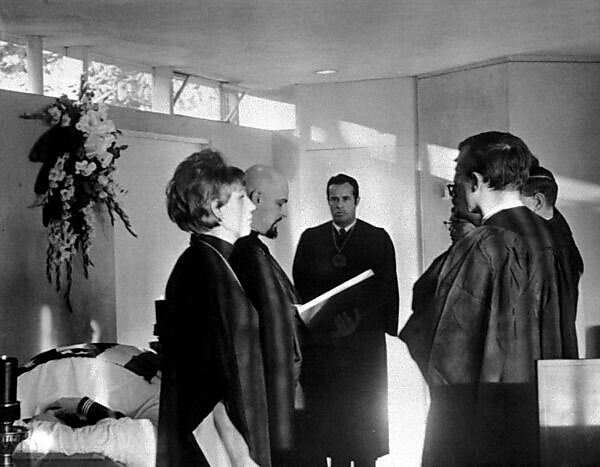 Bildagentur Mauritius Images San Fransisco California Anton Lavey Leader Of The Church Of Satan Reads The Final Rites In The Funeral Services Which Committed Edward D Olsen S Soul To