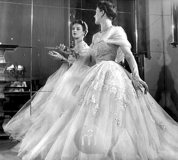 Bildagentur | mauritius images | Illustrated Presents A Preview Of 1952  Fashion By Norman Hartnell With The Emphasis On Cocktail Outfits,Dinner  Dresses And Ball Gowns.Foaming Tulle With A Rainbow Effect Of Pink