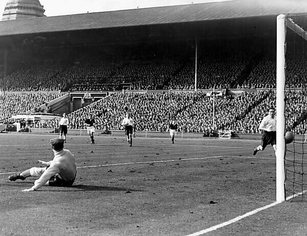 Bildagentur Mauritius Images England V Scotland At Wembley England Goalkeeper Bert Williams Wolverhampton Wanderers Is Down On The Ground And Well Out Of Position As Scotland S R Johnstone Hibernian Scores