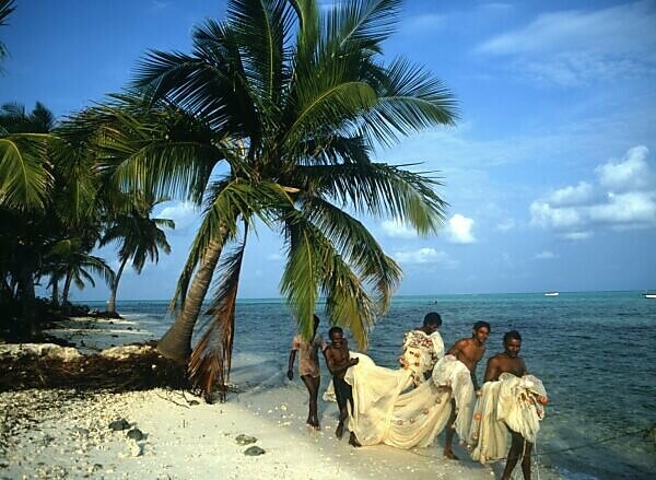 Bildagentur Mauritius Images India Laccadives Lakshadweep The Beautiful Atoll Island Of The Laccadives The Lakshadweep Islands To The West Of India The Island Of Bangaram People With Fishing Nets