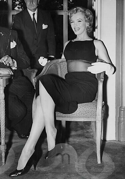 Bildagentur | mauritius images | Almost A Bare Midriff Dress In Black Is  Worn By Hollywood'S Marilyn Monroe Who Smiles Delightedly At The Press  Conference She Gave At The Savoy Hotel,Strand,London.Marilyn Is