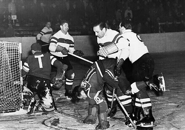 Bildagentur | mauritius images | The Ice Hockey At Jordal Amfi Canada Won  Over The German Team With A Score Of 14 To 1.18Th February 1952