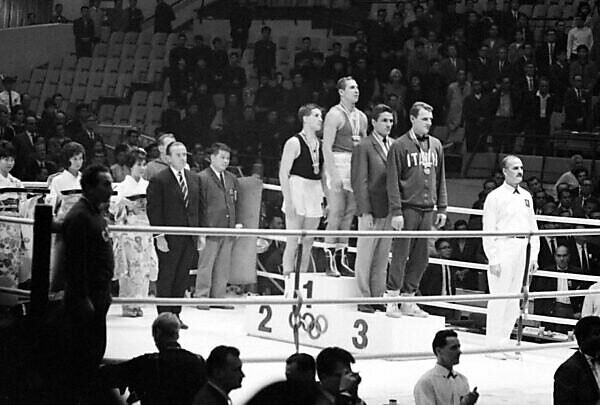 Bildagentur Mauritius Images Olympics Olympic Sport Games The Xviii 18th Olympiad In Tokyo Japan Medal Podium Presentation Olympics Middleweight Boxing Winners 25 October 1964