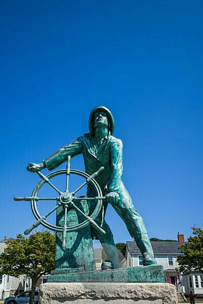 Bildagentur | mauritius images | USA, New England, Massachusetts, Cape Ann,  Gloucester, Man at the Wheel statue, Gloucester Fisherman\'s Memorial,  architect Leonard F. Craske, 1925