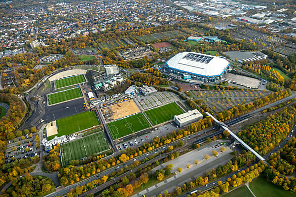 Bildagentur Mauritius Images Luftaufnahme Veltins Arena Ehemaliges Parkstadion Gelsenkirchen Umbau Trainingsplatze Schalke 04 Fussballplatz Fussballplatze Beckhausen Gelsenkirchen Ruhrgebiet Nordrhein Westfalen Deutschland