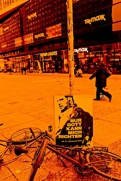 Alexanderplatz, Berlin-Mitte, scenery in front of department store