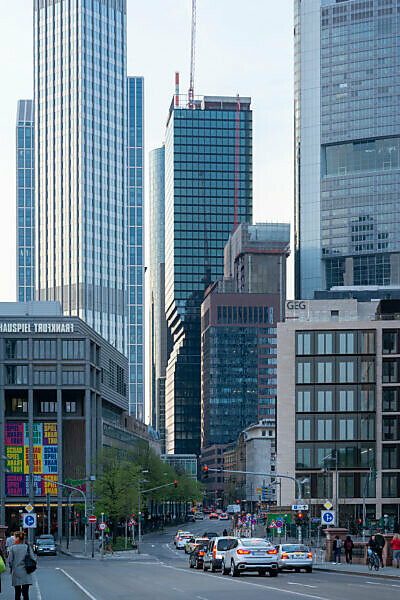 Deutschland, Hessen, Frankfurt, Frankfurter Skyline, Blick bei Untermainbrücke ins Bankenviertel.