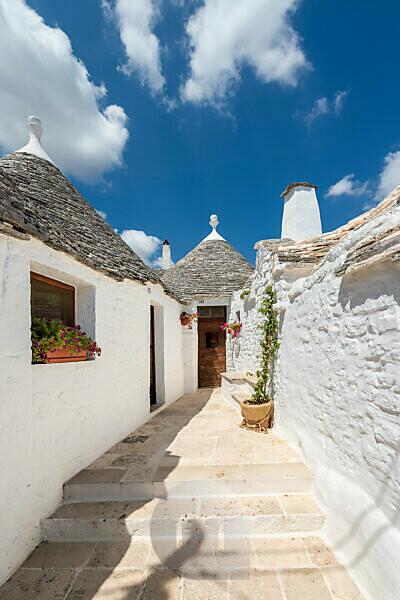 Bildagentur Mauritius Images Alberobello Provinz Bari Salento Apulien Italien Europa Eingang Zu Einem Typischen Trullo Mit Seinem Kegelformigen Dach